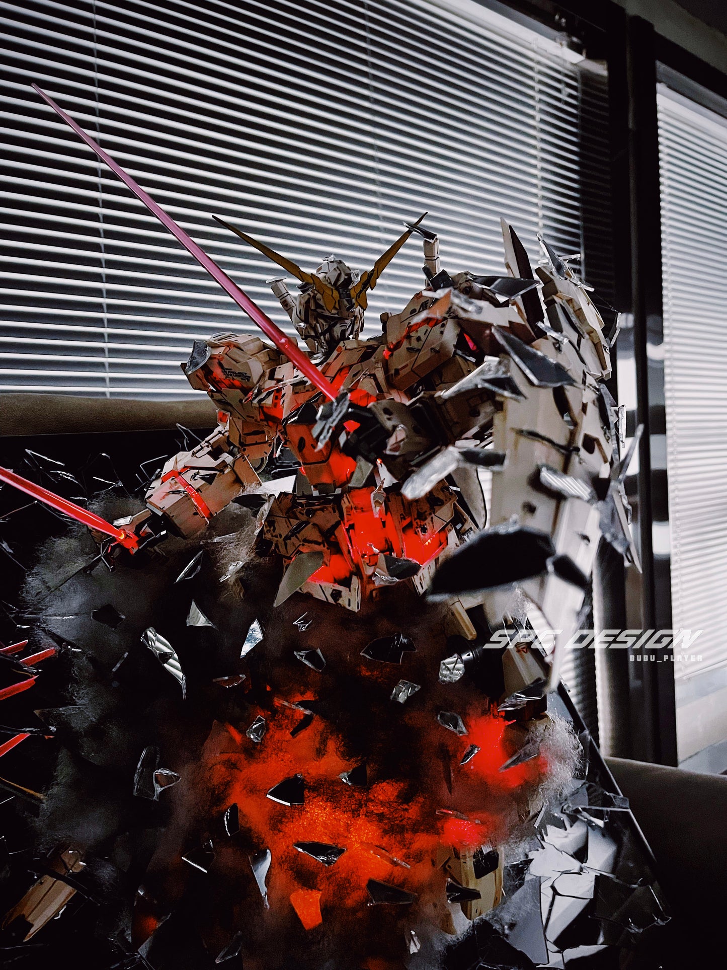 Unicorn Gundam Broken Mirror normal type with red light 1:48 mega