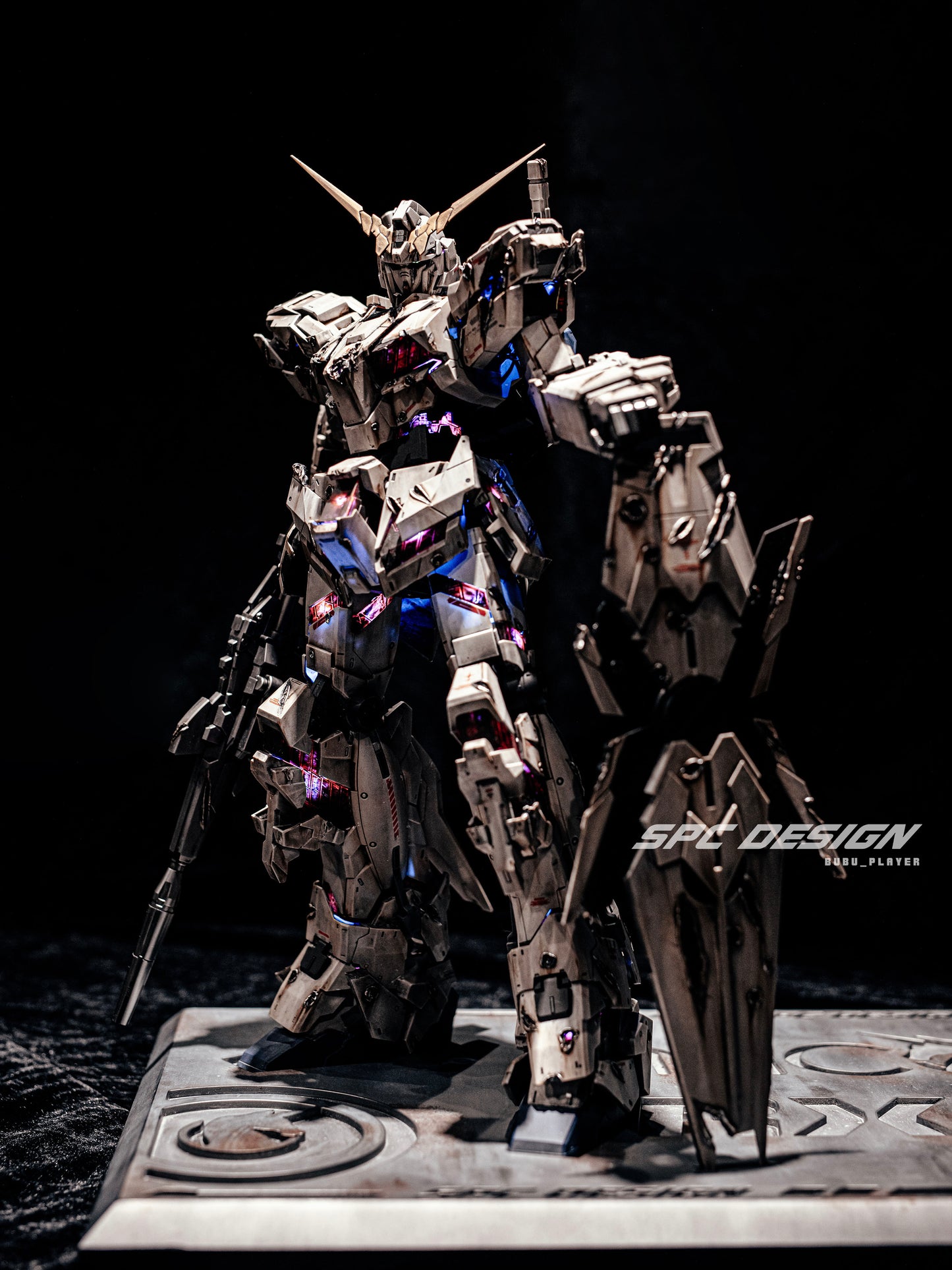 Damaged Unicorn Gundam standing pose one platform !1:48 mega