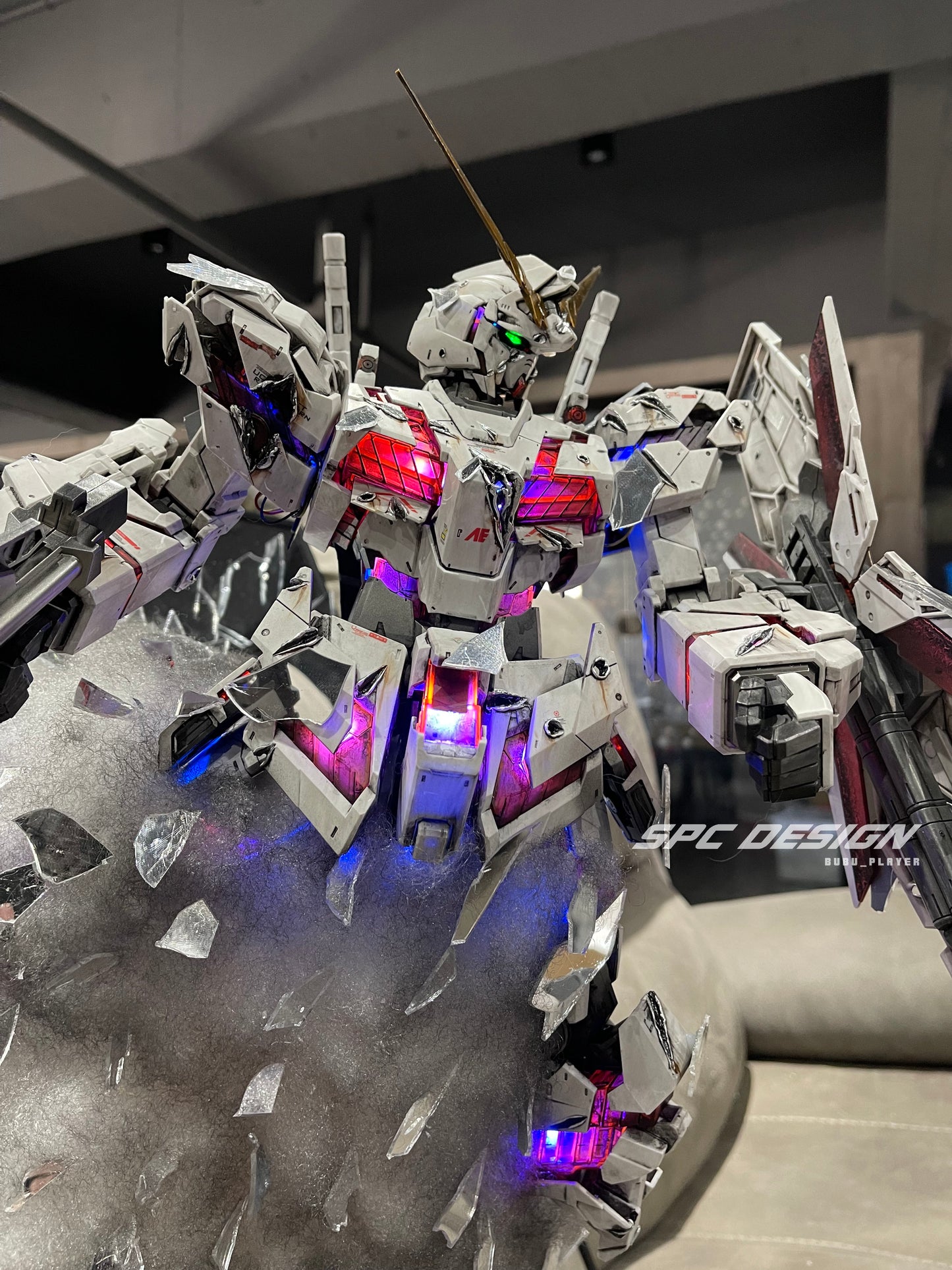 Fancy unicorn Gundam with broken mirror 1:48 mega