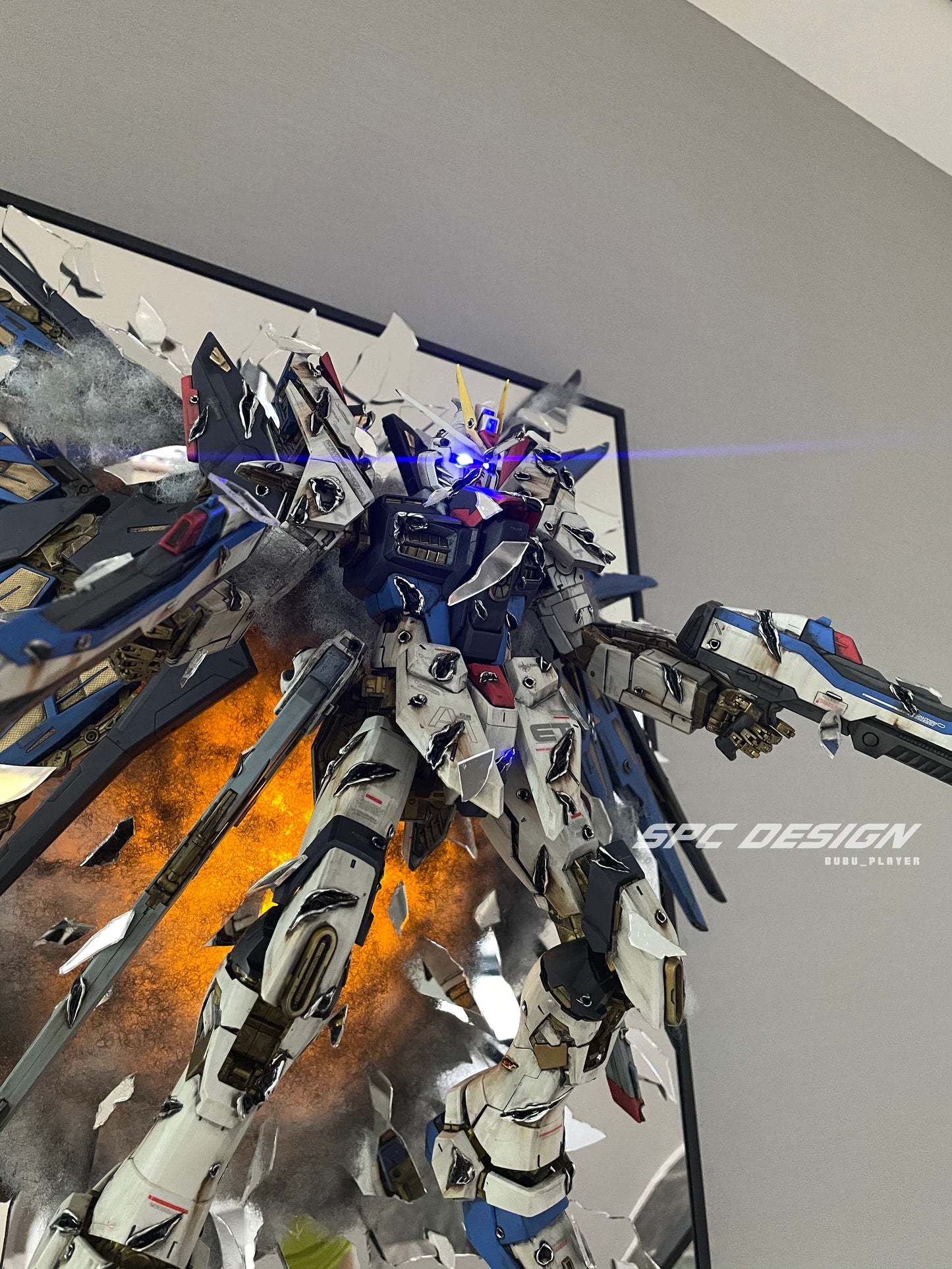 Strike Freedom Gundam with Broken Mirror 1:60 PG