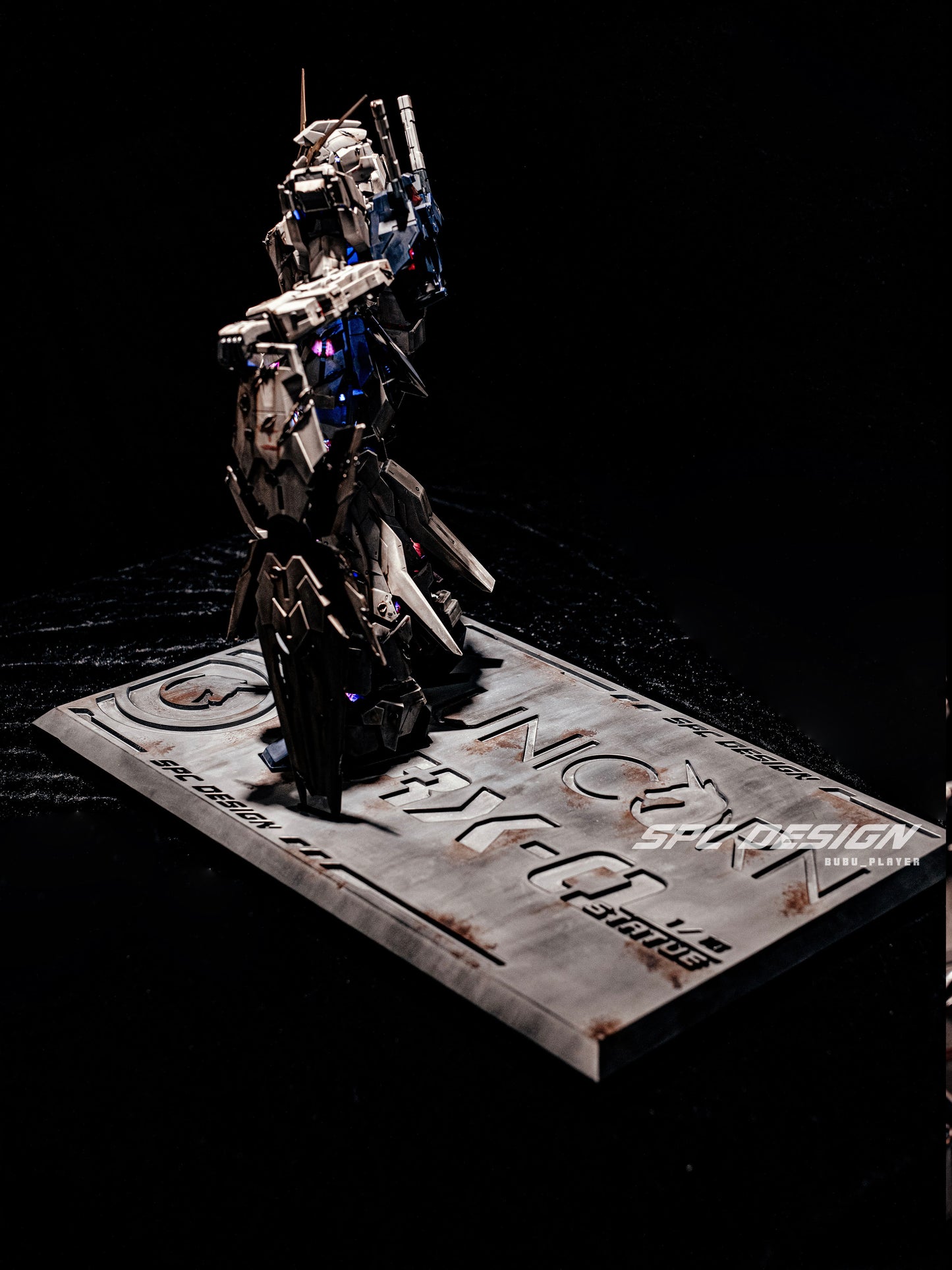 Damaged Unicorn Gundam standing pose one platform !1:48 mega