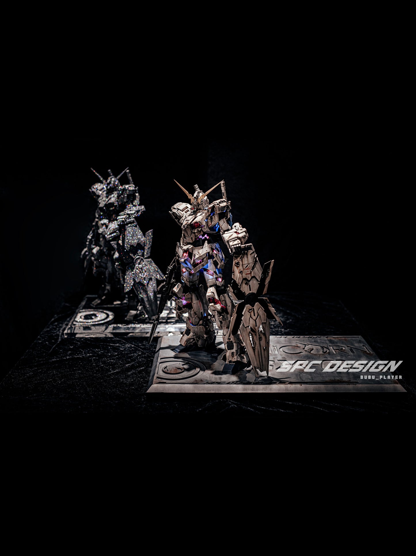Damaged Unicorn Gundam standing pose one platform !1:48 mega