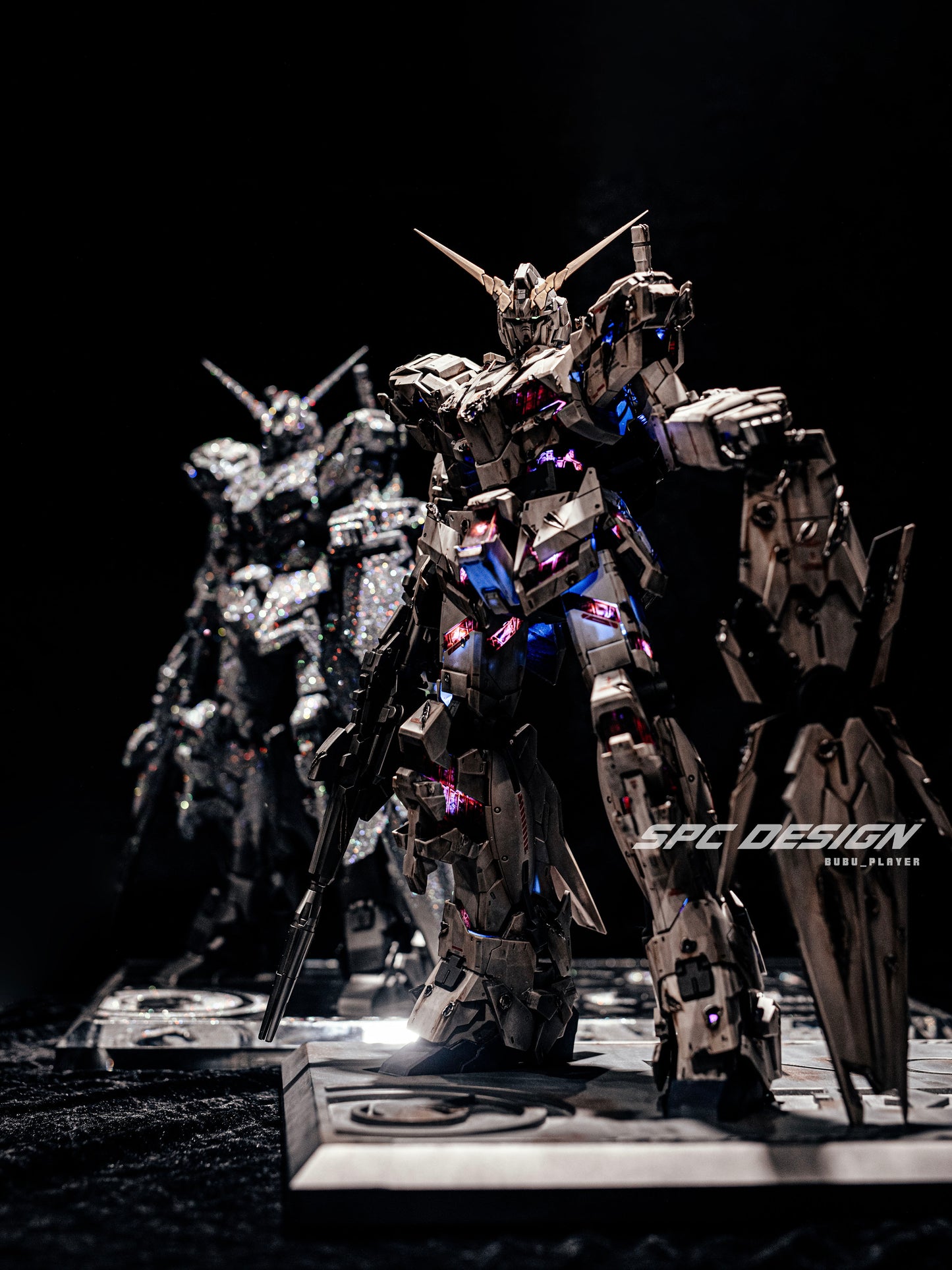 Damaged Unicorn Gundam standing pose one platform !1:48 mega