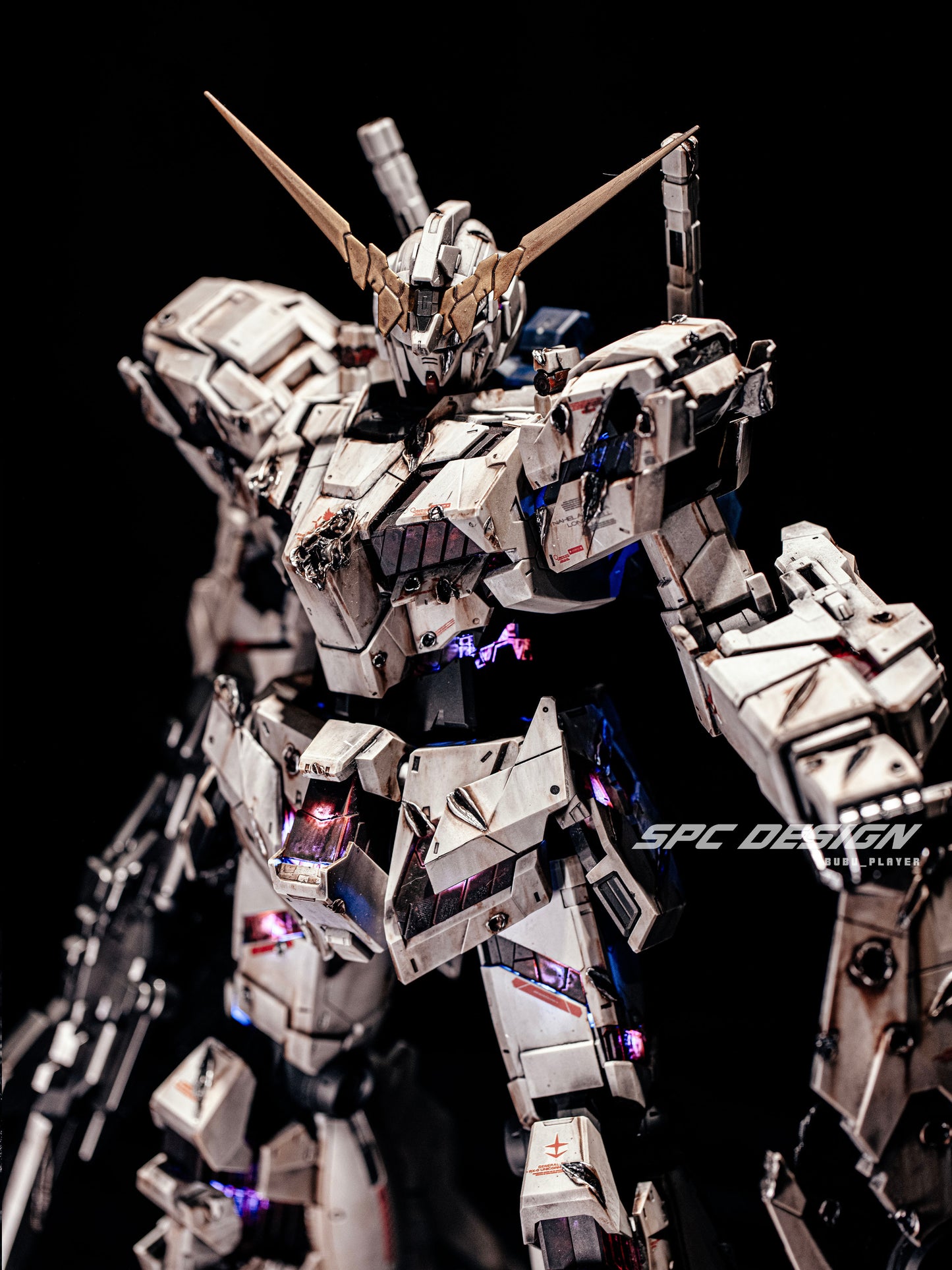 Damaged Unicorn Gundam standing pose one platform !1:48 mega